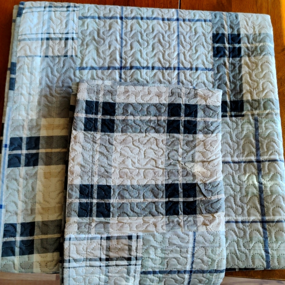 Queen light weight plaid bedspread with 2 shams.